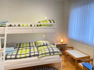 a small room with a bunk bed and a table at Haus am Anker in Hüde
