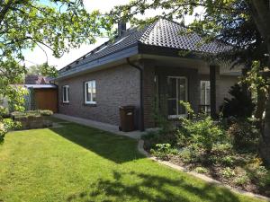 a small house with a lawn in front of it at Haus am Anker in Hüde
