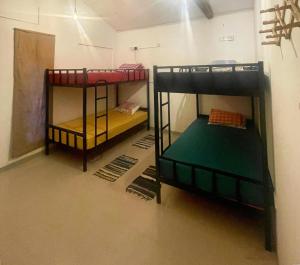 Postel nebo postele na pokoji v ubytování Chilli Croc CoLiving Hiriketiya