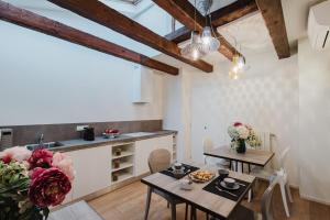 a living room with a table and a kitchen at Dimora Capuleti in Venice