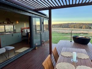 a room with a deck with a tub and a kitchen at Alum Rock Hideaway in Amiens