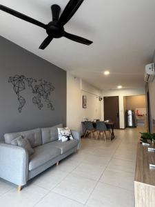 Una sala de estar con un sofá y un ventilador de techo. en K Avenue Family Room Free 2 Parking, en Donggongon