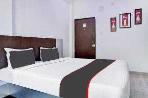 Super Collection O Eon Inn Near Pune Airport客房内的一张或多张床位
