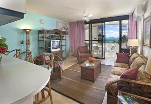 uma sala de estar com um sofá e uma mesa em Club St. Croix Beach and Tennis Resort em Christiansted