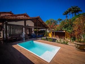 una piscina en medio de un patio en Búzios Geribá 2 minutos a pé da praia, en Búzios