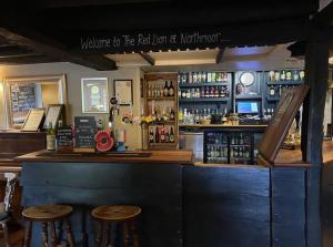 The Red Lion - Shepherd Huts酒廊或酒吧区