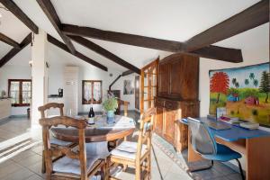 ein Esszimmer mit einem Tisch mit Stühlen und einem Gemälde in der Unterkunft Villa Bella Vista in Imperia