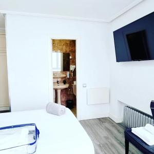 Televízia a/alebo spoločenská miestnosť v ubytovaní Puerto Principe PENSIÓN + 22 fotografií
