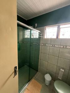 a bathroom with a glass shower with a toilet at Casa familiar rua 13 maio número 1639 in Rosário do Sul +12 photos