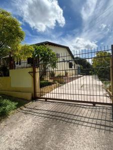 a gate that is in front of a house at Casa familiar rua 13 maio número 1639 in Rosário do Sul