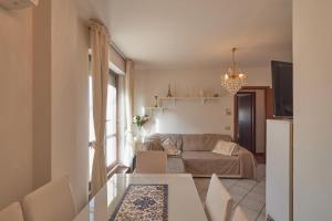 a living room with a couch and a table at AM16 - Spazioso appartamento vicino stazione centrale in Perugia