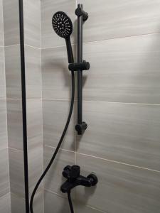 una doccia con asciugacapelli in un bagno di Nanic Homes Deluxe Queen Studio a Marimbeti Altre 4 foto