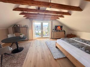 a bedroom with a bed and a desk and a window at Alb Appartement - gemütliche Wohnung mit Balkon in Balingen