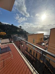un balcon avec un banc et une vue sur l'océan dans l'établissement 2-bedroom sunny sea view with balcony, La Casa Di Christine, à Monterosso al Mare
