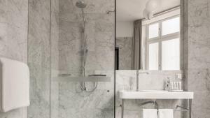 Koupelna v ubytování Nobis Hotel Stockholm, a Member of Design Hotels™ + 37 fotografií