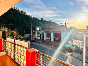 balcone con vista su una strada. di Hotel Himalayan View a Chakrāta