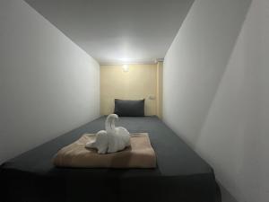 苏梅岛3 TIGERS Resort & Hostel的一间房间,床上有天鹅