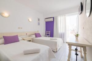 Säng eller sängar i ett rum på Garau Petit Hotel