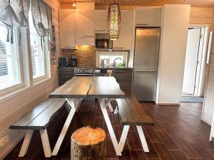 Nhà bếp/bếp nhỏ tại Villa Huvilla - 6+2 henkilölle, Himos Areenan alue, 80m²