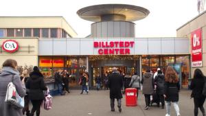 ハンブルクにあるConvenient Rooftopの商店街を歩く人々