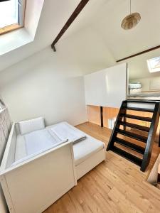 Postel nebo postele na pokoji v ubytování Bright and Modern Loft Retreat