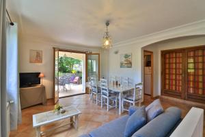 Televisyen dan/atau pusat hiburan di La Pascaline locations-06 a 30mn Cannes Nice