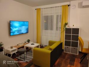 a living room with a couch and a table at Studio apartman Cezar apartmani Borik in Bjelovar
