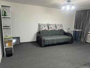 una sala de estar con un sofá y una mesa en 2КВ-Компакт Эконом, en Karakol