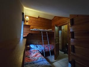 a room with a bunk bed and a ladder at Chalet Elegante - Campo Felice e Piste da scii in Spogna