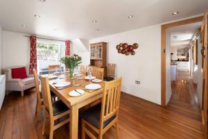 eine Küche und ein Esszimmer mit einem Holztisch und Stühlen in der Unterkunft Ford Hill Cottage in East Down