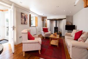 ein Wohnzimmer mit zwei Sofas und einem Kamin in der Unterkunft Ford Hill Cottage in East Down