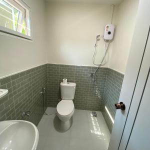 łazienka z toaletą i umywalką w obiekcie Coral Retreat Koh Yao Yai w mieście Ko Thanan +11 zdjęć