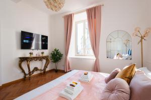 une chambre avec un lit, une télévision et une fenêtre dans l'établissement Appartamento Via XXIV Maggio, à Rome
