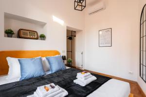 une chambre avec un lit avec des serviettes dessus dans l'établissement Appartamento Via XXIV Maggio, à Rome