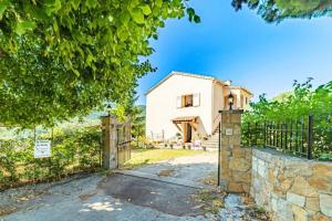 a house with a gate and a stone fence at 2 Bed Apartment Sleeps 6 - Pets Ok - Free Parking in Le Bar-sur-Loup