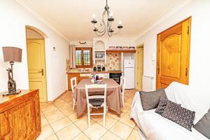 a kitchen and living room with a table and a couch at 2 Bed Apartment Sleeps 6 - Pets Ok - Free Parking in Le Bar-sur-Loup