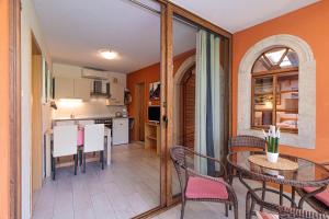 una cucina e una sala da pranzo con tavolo e sedie di Apartment Samblich Atelier a Krk