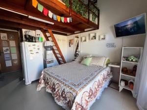 Giường trong phòng chung tại Bangalô térreo, com quintal e piscina privativos