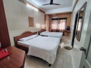 Hotel Dhruv Palace客房内的一张或多张床位