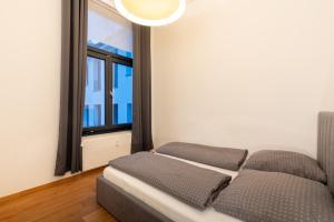 En eller flere senge i et værelse på Pempelfort Luxury Townhouse