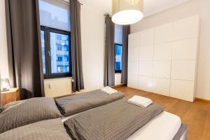 En eller flere senge i et værelse på Pempelfort Luxury Townhouse + 10 billeder