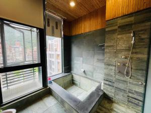 Et badeværelse på Qing Tang Hot Spring B&B