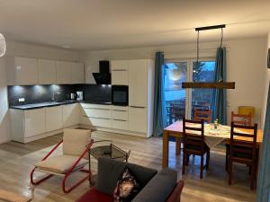 a kitchen and living room with a table and chairs at Ferienwohnung Südstraße in Eschede