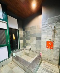 Et badeværelse på Qing Tang Hot Spring B&B