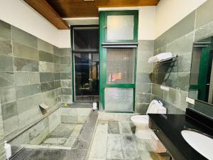 Et badeværelse på Qing Tang Hot Spring B&B