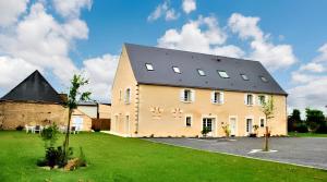 a large brick building with a black roof at Grande maison accueillante à Saint-Épain avec salle de réception in Saint-Épain