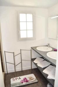 a bathroom with two sinks and a counter with towels at Grande maison accueillante à Saint-Épain avec salle de réception in Saint-Épain +23 photos