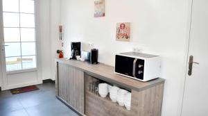 a kitchen with a counter with a microwave on it at Grande maison accueillante à Saint-Épain avec salle de réception in Saint-Épain