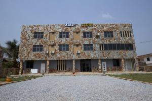 クマシにあるAMP Lodgeの窓が多い建物