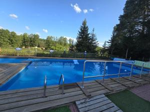 Bazén v ubytovaní Drawa Resort alebo v jeho blízkosti
